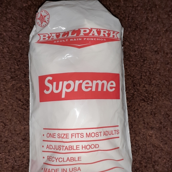 Supreme poncho - Picture 1 of 2